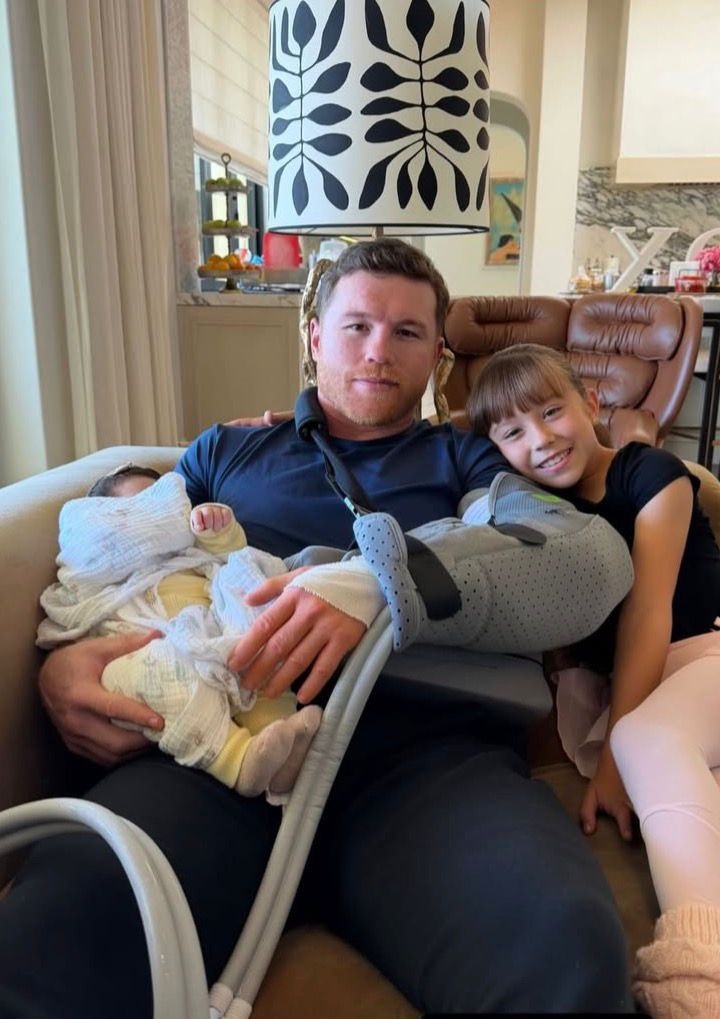 Canelo Álvarez publica inédita foto con sus hijas tras su cirugía de codo
