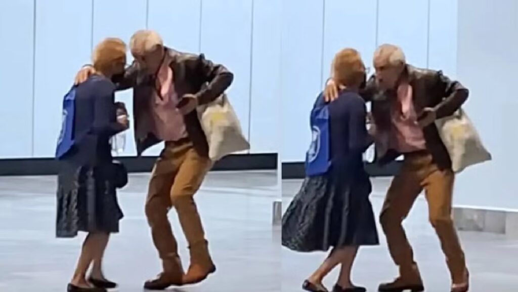 Pareja de abuelitos baila mientras espera el Metro de la CDMX y conquista las redes