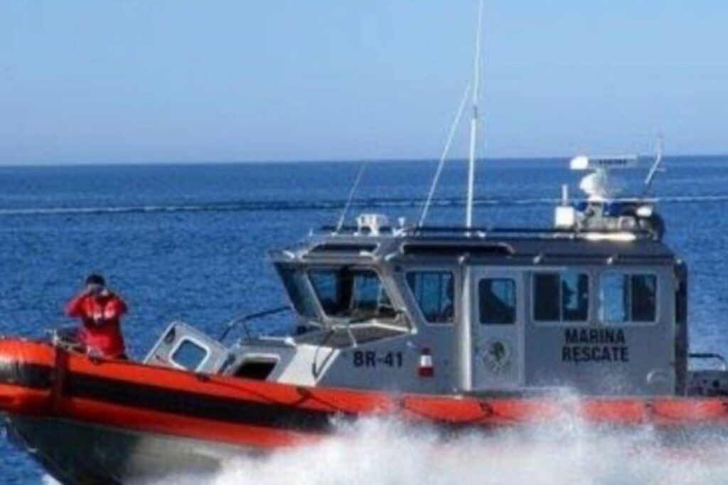 Rescatan en altamar a 27 menores y un mayor de edad frente a costas de Sinaloa