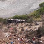 Pierden la vida 37 personas luego de que un camión de pasajeros cayera a un precipicio