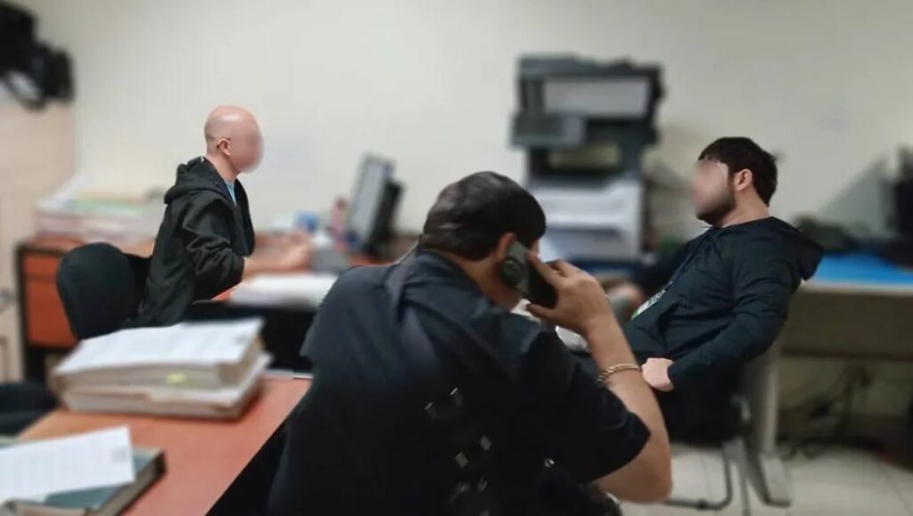 Luis R. Conríquez acude a cita en la Fiscalía de Jalisco por interpretar corrido en Fiestas de Octubre