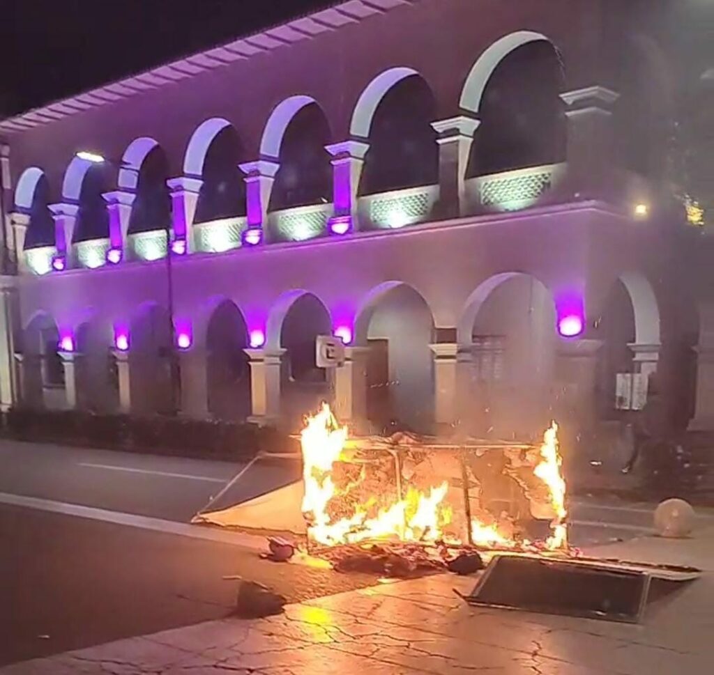 Gobierno de Apatzingán acusa a grupos de choque por protestas