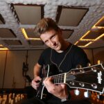 Alexander Acha responde a quienes lo tachan de ‘nepobaby’ por ser hijo de Emmanuel: «Me ha costado más trabajo»