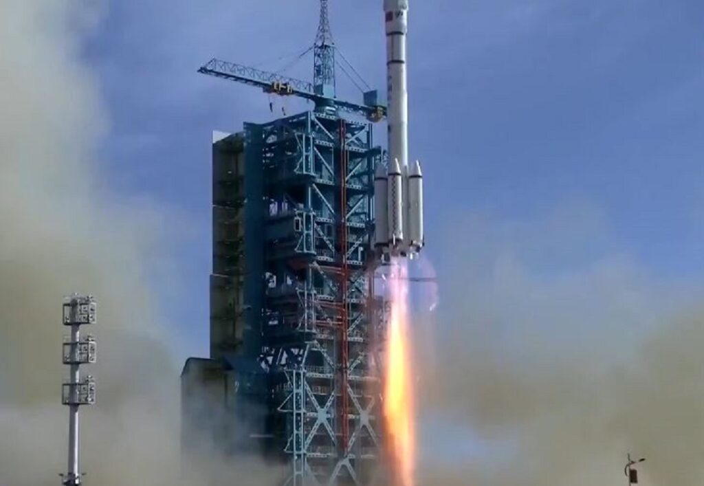 Nave espacial Shenzhou 22 despega para rescatar a astronautas varados en estación espacial