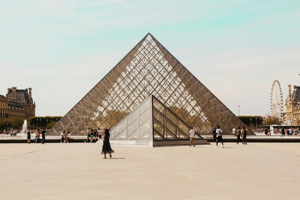 Cuatro nuevos detenidos por el robo en el Museo del Louvre