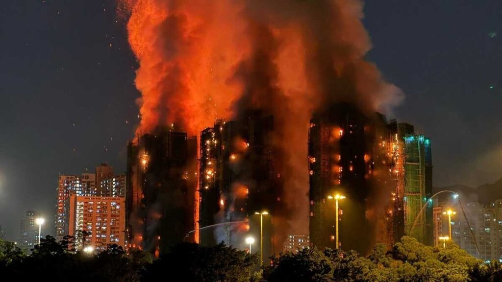 Trece muertos en incendio de complejo residencial en Hong Kong
