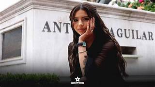 Ángela Aguilar se arrodilla en concierto tras lograr llenar un recinto luego de baja venta de boletos