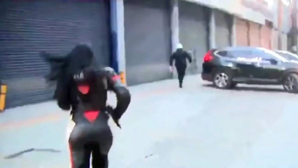 Reportera capta en vivo a policía del Edomex que presuntamente extorsionaba a un automovilista en Naucalpan