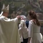 El papa León XIV bautiza a 20 bebés en la Capilla Sixtina y mantiene tradición vaticana