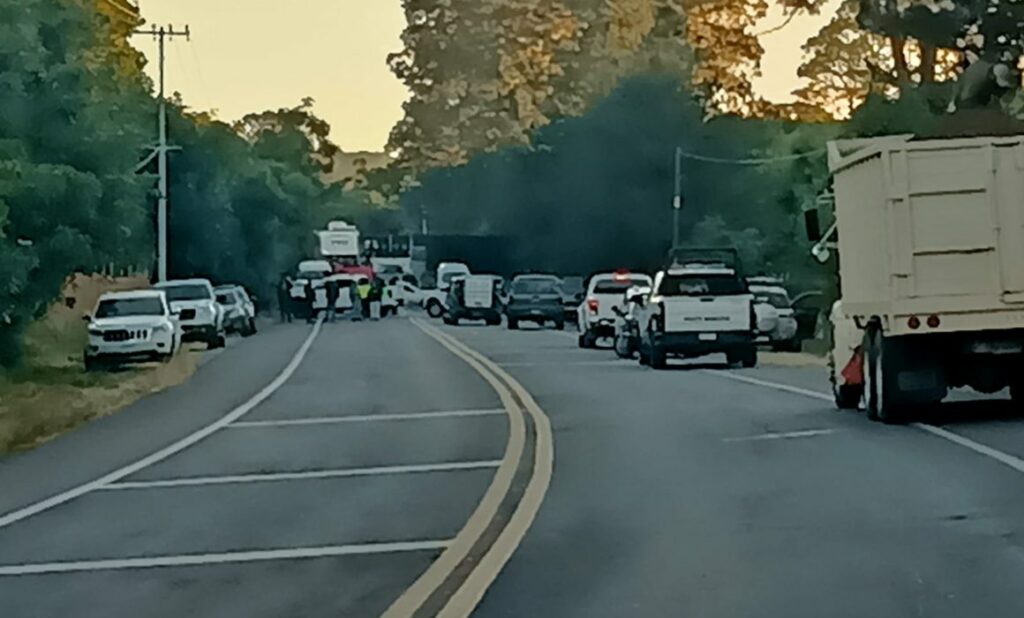 Bloquean padres de familia de kínder la Uruapan-Los Reyes