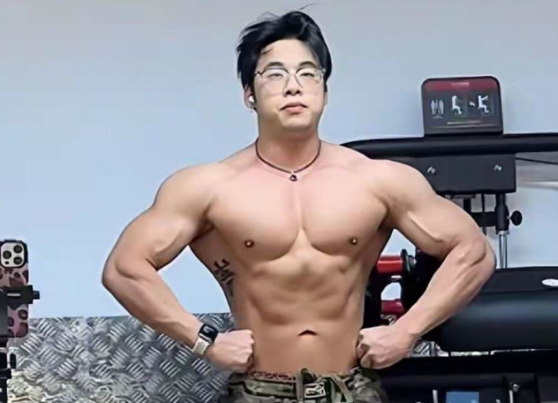 Fisicoculturista, de 26 años, fallece repentinamente mientras dormía; días antes sus labios se pusieron morados