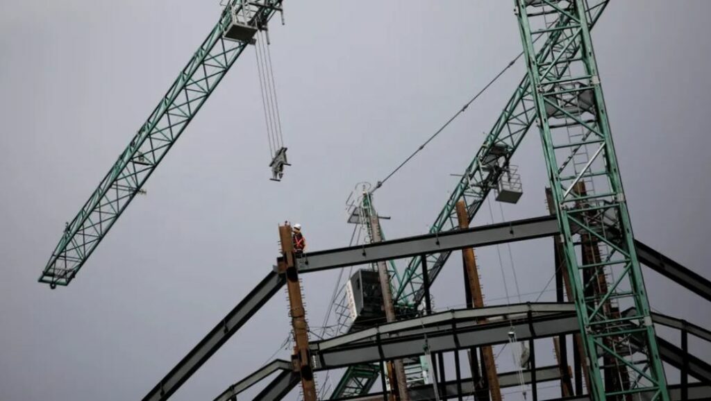 Actividad económica cierra el año con ligera alza; avanza 0.4% en diciembre: Inegi