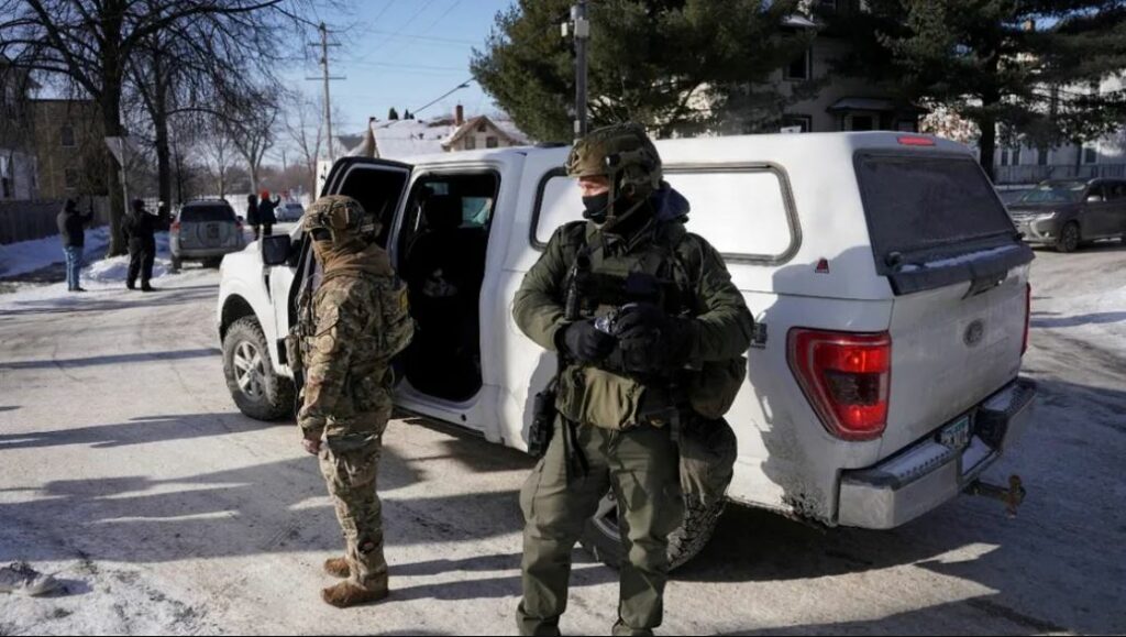 Con sistema de alarmas, habitantes en Los Ángeles alertan por redadas de ICE