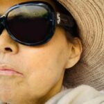 Mujer perdió casi 30 centímetros de estatura por esta extraña enfermedad