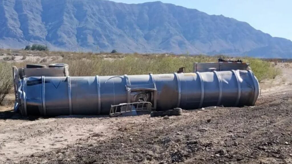 Pipa con gasolina se desganchó y volcó en carretera Torreón-Saltillo; hubo cierre vial