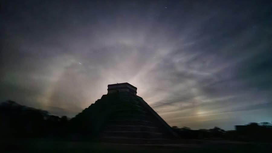 Aparece halo lunar en Chichén Itzá y aviva creencias de lluvia