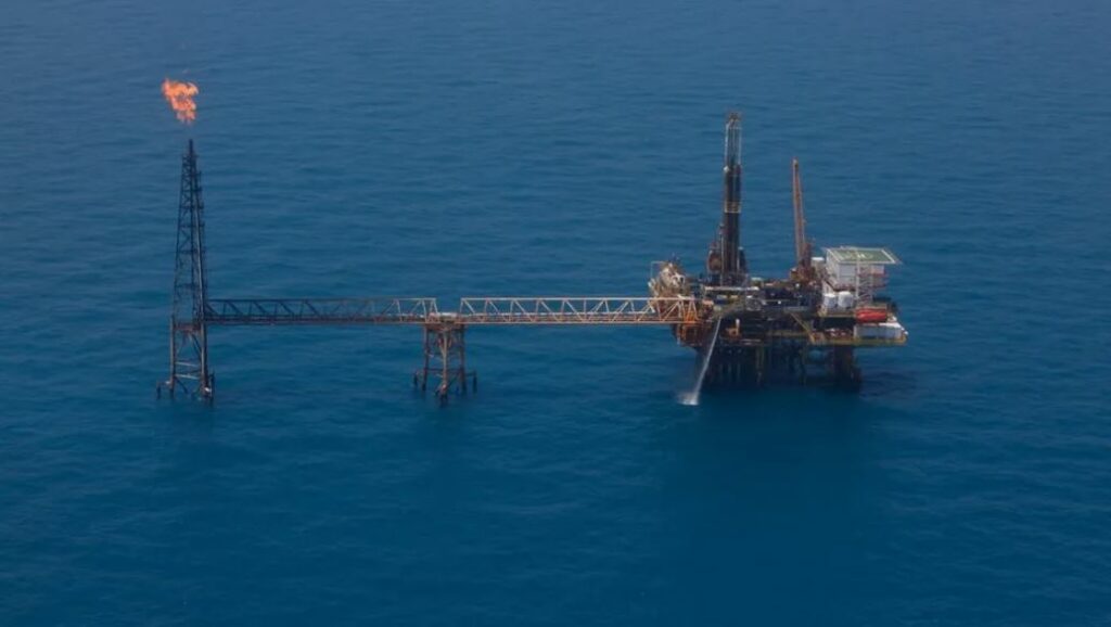 Petróleo acumula ganancias superiores al 45% desde inicio de las tensiones en Medio Oriente