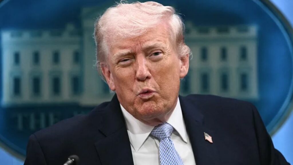 Donald Trump amenaza con aranceles del 50% a países que vendan armas a Irán