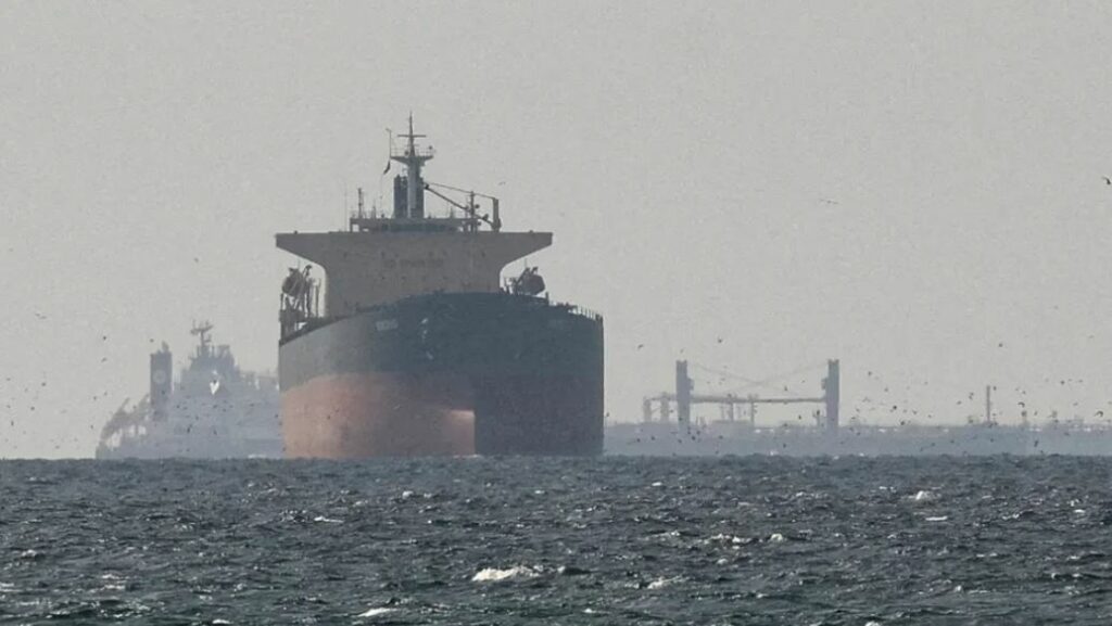 Lanchas de Irán disparan contra buque petrolero en el estrecho de Ormuz; tripulación está a salvo