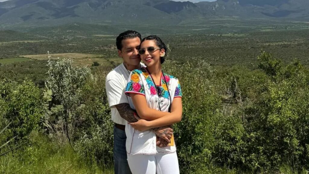 Christian Nodal presume romántica foto con Ángela Aguilar y desmiente rumores de separación: «Contigo me aplaqué»