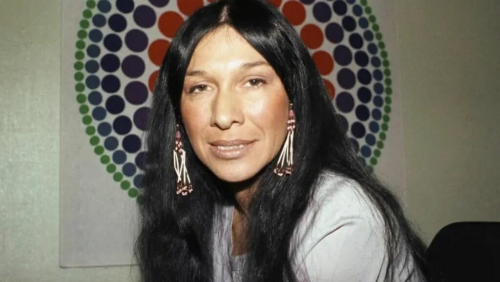 Ponen en duda las raíces indígenas de Buffy Sainte-Marie, la primera artista nativa en ganar un premio Oscar
