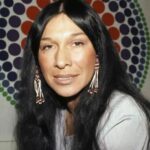 Ponen en duda las raíces indígenas de Buffy Sainte-Marie, la primera artista nativa en ganar un premio Oscar