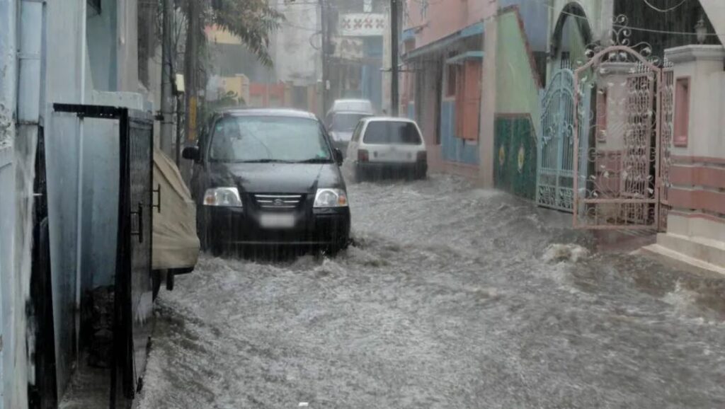 Fallecen 12 personas en China tras graves inundaciones por lluvias torrenciales; peces podían nadar en las calles