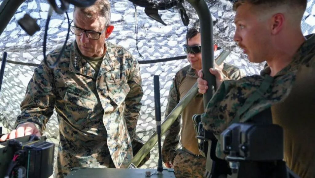 Jefe militar de Estados Unidos se reúne con alto mando del Ejército cubano en base de Guantánamo