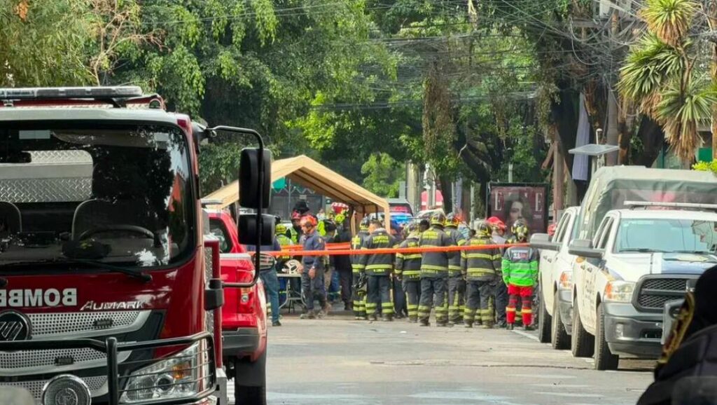 Colapsa vivienda en la alcaldía Cuauhtémoc y rescatan a una mujer con vida; hallan cuerpo en escombros