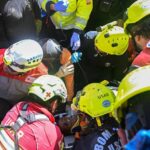 Rescatan a superviviente en Venezuela tras ocho días bajo los escombros