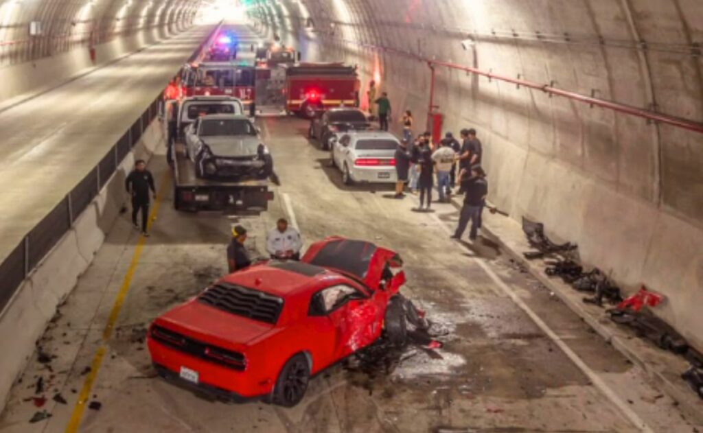 Chocan autos deportivos en carambola dentro de túnel de Tijuana