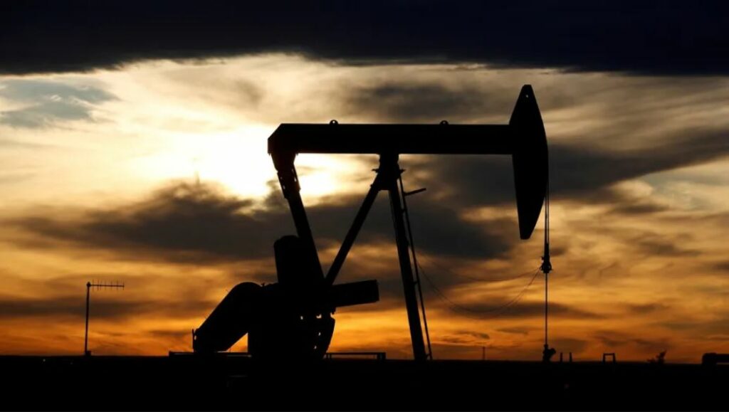 Sube precio del petróleo por renovadas hostilidades entre Estados Unidos e Irán y amenaza de cierre del mar Rojo