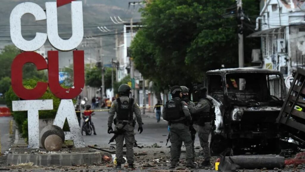 Explosión de auto bomba en Colombia deja al menos once heridos