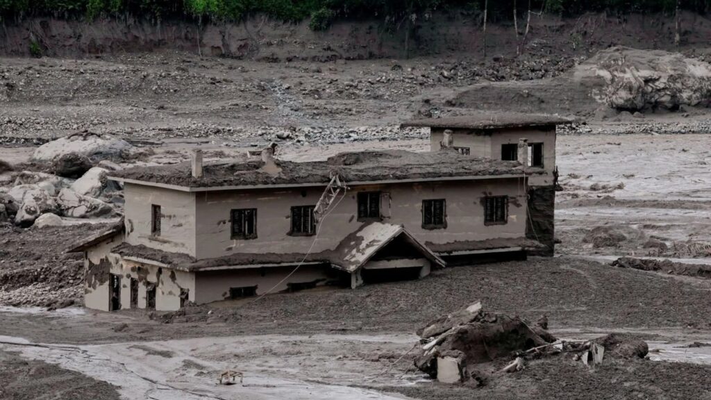 Una inundación repentina entre Nepal y el Tíbet deja 22 muertos y arrasa aldeas