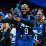 LeBron James brilla en su primer entrenamiento con los 76ers frente a 10 mil aficionados