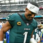 Eagles pierden a Jalen Hurts por un coágulo de sangre