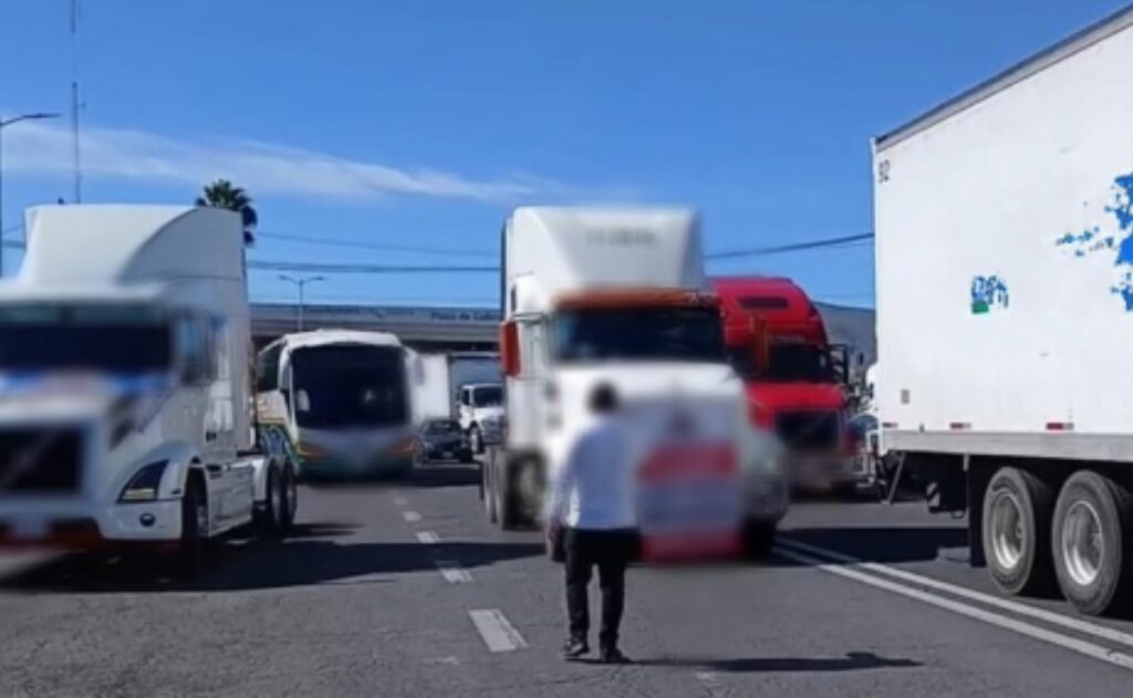 Paro de transportistas afecta carreteras y casetas en varios estados