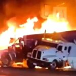 Choque incendia tres tráilers durante paro de transportistas