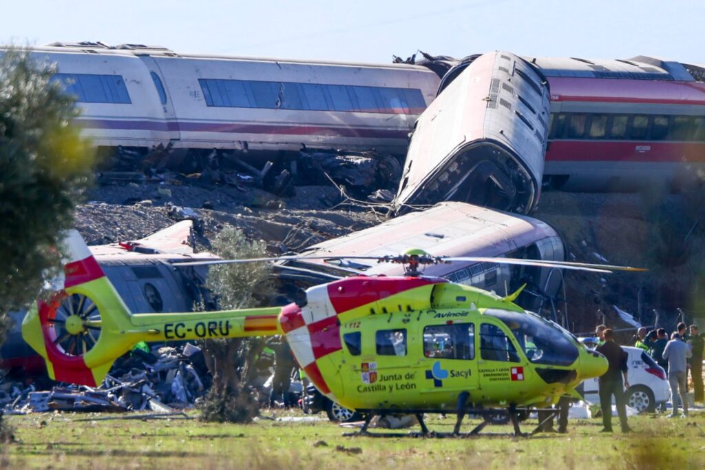 Choque de trenes en España deja al menos 64 muertos